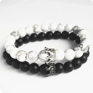 Ensemble de bracelets couronne pour couples en agate noire mate et turquoise blanche