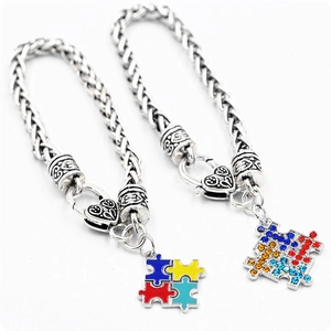 Détail du bracelet puzzle autisme avec strass colorés et chaîne de blé tressée