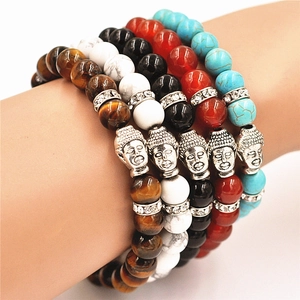 Primer plano de pulseras de buda en piedras naturales con espaciadores de plata fina
