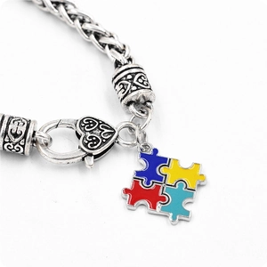 Bracelet tressé avec fermoir coeur et pendentif puzzle en émail coloré vintage