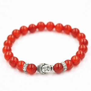 Pulsera étnica de cuentas rojas con un colgante de cabeza de Buda en color plata