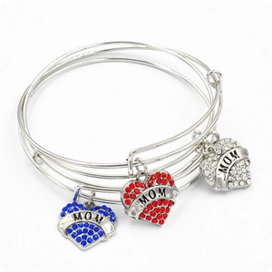 Détail de bracelets réglables en argent avec pendentifs cœur colorés et gravure MOM