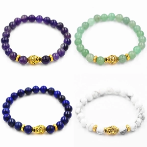 Detalle de pulseras de ojo de tigre de 10mm y piedras naturales con dijes de Buda dorados
