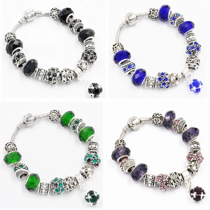 Braccialetti con perline di cristallo stile Pandora in quattro colori con ciondoli
