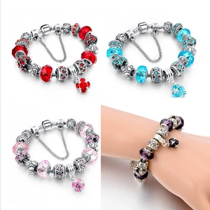 Dettaglio del bracciale con ciondoli fai-da-te, perle di cristallo e pendenti argento
