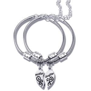 Dettaglio di bracciali in argento per madre e figlia con ciondoli a cuore e LOVE