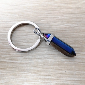 Détail d'un pendentif en cristal hexagonal bleu dégradé avec un anneau en alliage argenté