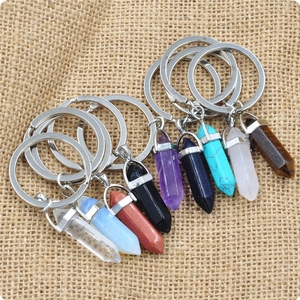 Collection de porte-clés en pierres de cristal hexagonales avec neuf pendentifs naturels