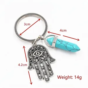 Porte-clés main de Fatma avec pilier de cristal turquoise sur fond blanc pur