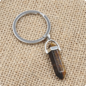 Porte-clés pilier en cristal hexagonal en pierre œil de tigre avec anneau en argent