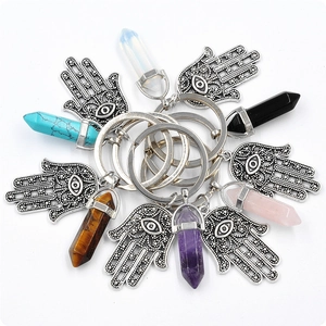 Porte-clés Main de Fatima avec piliers de cristal hexagonaux en couleurs variées