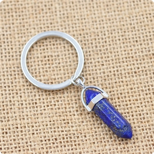 Détail d'un porte-clés prisme hexagonal en lapis-lazuli avec anneau en métal argenté