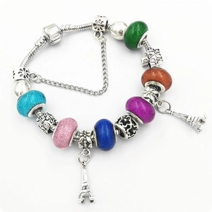 Dettaglio del bracciale DIY con perle di vetro colorate e ciondoli della Torre Eiffel
