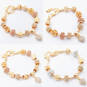 Gold- und roségoldene Schlangenarmbänder mit Herz- und Muschel-Anhängern in Vierer-Ansicht
