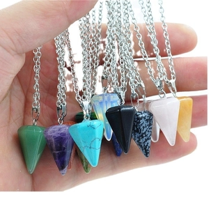 Auswahl an hexagonalen Kristallanhängern mit Amethyst Rosenquarz und Türkis Ketten