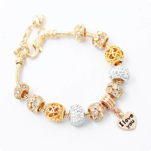 Détail du bracelet cœur doré avec gravure 'I love you' et cristaux brillants étincelants