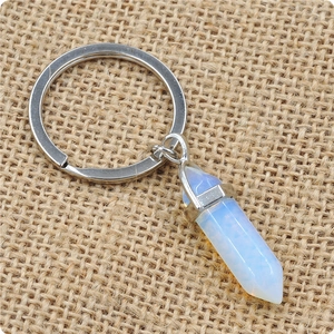 Opalit Hexagonal Kristall Säule Schlüsselanhänger mit Silberring auf Jutestoff