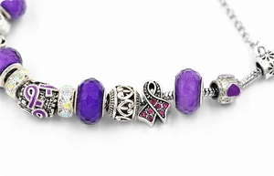 Détail des perles en cristal violet et pendentif ruban sur la chaîne serpent