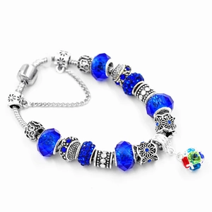 Primo piano di un bracciale snake in argento con perline blu e distanziatori floreali