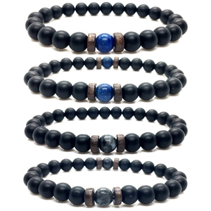 Détail de bracelets en perles noires de 8mm avec accents en pierres naturelles bleues et grises