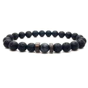 Détail macro de perles de lave noire de 8mm avec perle d'accent polie sur bracelet homme