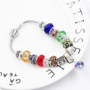 Dettaglio bracciale snake con perle di cristallo e ciondolo a cuore Be My Valentine