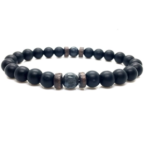 Vue macro détaillée du bracelet en perles de lave noire de 8 mm sur fond blanc
