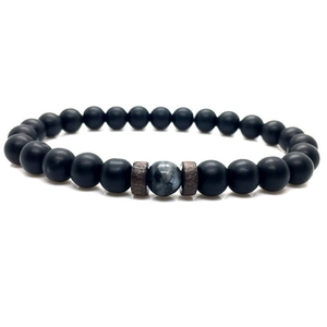 Détail d'un bracelet en perles noires mates avec pierre marbrée et anneaux en bois