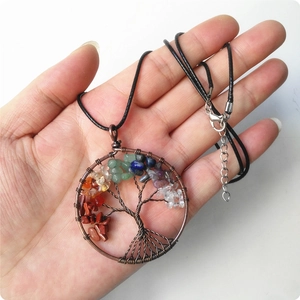 Pendentif arbre de vie en pierres naturelles colorées avec fil de cuivre enroulé