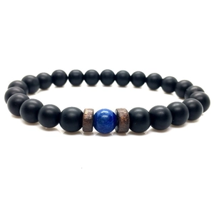 Gros plan de perles noires mates avec une pierre de lapis-lazuli bleue sur un bracelet