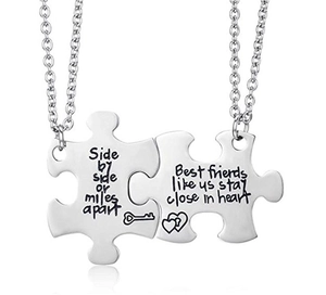 Dettaglio della collana a puzzle incastrata per migliori amiche in metallo argento
