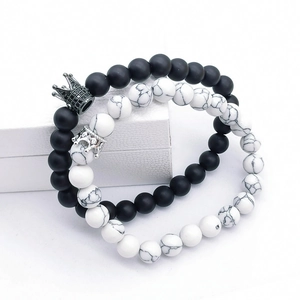 Perlenarmband Set für Paare aus Lavastein und Marmor mit Kronenanhänger in Schwarz und Weiß