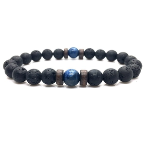 Bracelet pour homme en pierre de lave et lapis-lazuli sur fond blanc épuré