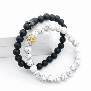 Paar-Kronenarmbänder-Set mit schwarzen matten Vulkansteinen und weißen Marmorperlen