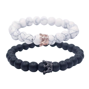 Makroaufnahme von Lavastein-Perlenarmbändern mit Kronenanhängern und Gummiband