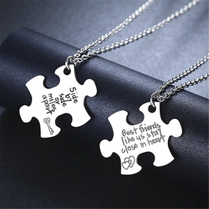 Collane puzzle argento per migliori amiche con frasi incise su sfondo scuro strutturato