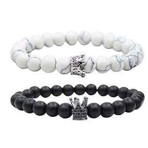 Detail von Kronen-Armbändern mit schwarzen Lavasteinen und weißen Marmorperlen im Set