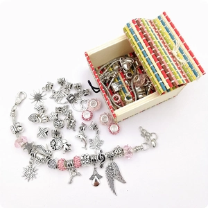 DIY bedelarmband set met zilveren slangenketting, roze glaskralen en diverse hangers