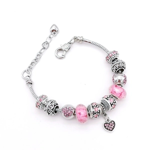 Bracelet à breloques cœur rose avec chaîne serpent et perles décoratives en résine