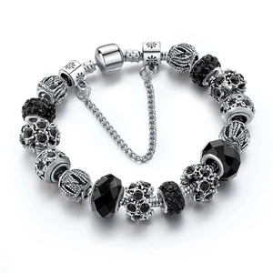 Vue détaillée du bracelet DIY avec cristaux noirs et perles argentées travaillées