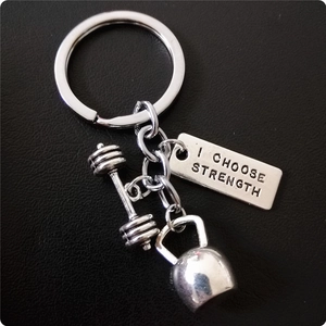 Vue macro du porte-clés fitness avec haltère et inscription I CHOOSE STRENGTH gravée