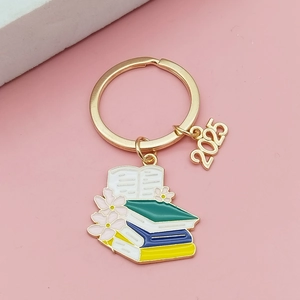 Porte-clés de remise de diplôme 2025 avec anneau doré, livres et breloque cerisier