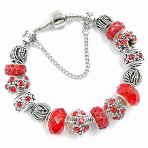 Détail du bracelet DIY avec perles de cristal rouges et chaîne serpent argentée