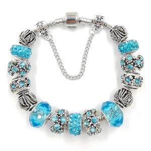 Détails de la chaîne serpent argentée avec perles en cristal bleu et breloques
