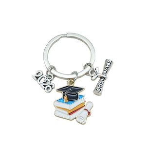 Porte-clés de remise des diplômes 2026 avec chapeau et parchemin pour sac d'école