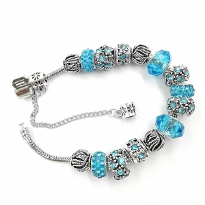 Détail du bracelet chaîne serpent en argent avec perles cristal bleu et breloques LOVE