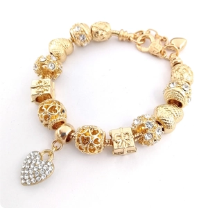 Bracelet chaîne serpent dorée avec perles en cristal scintillant et charms en cœur