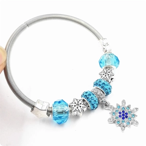 Détail du bracelet flocon de neige avec cristaux bleus et perles en acier inoxydable