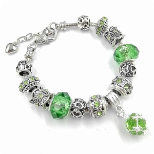 Dettaglio delle perle in cristallo verde smeraldo e bracciale a maglia serpente