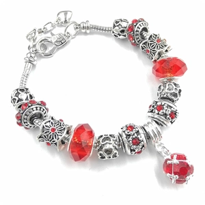 Bracciale con ciondoli in argento con perline di cristallo rosso e cuore